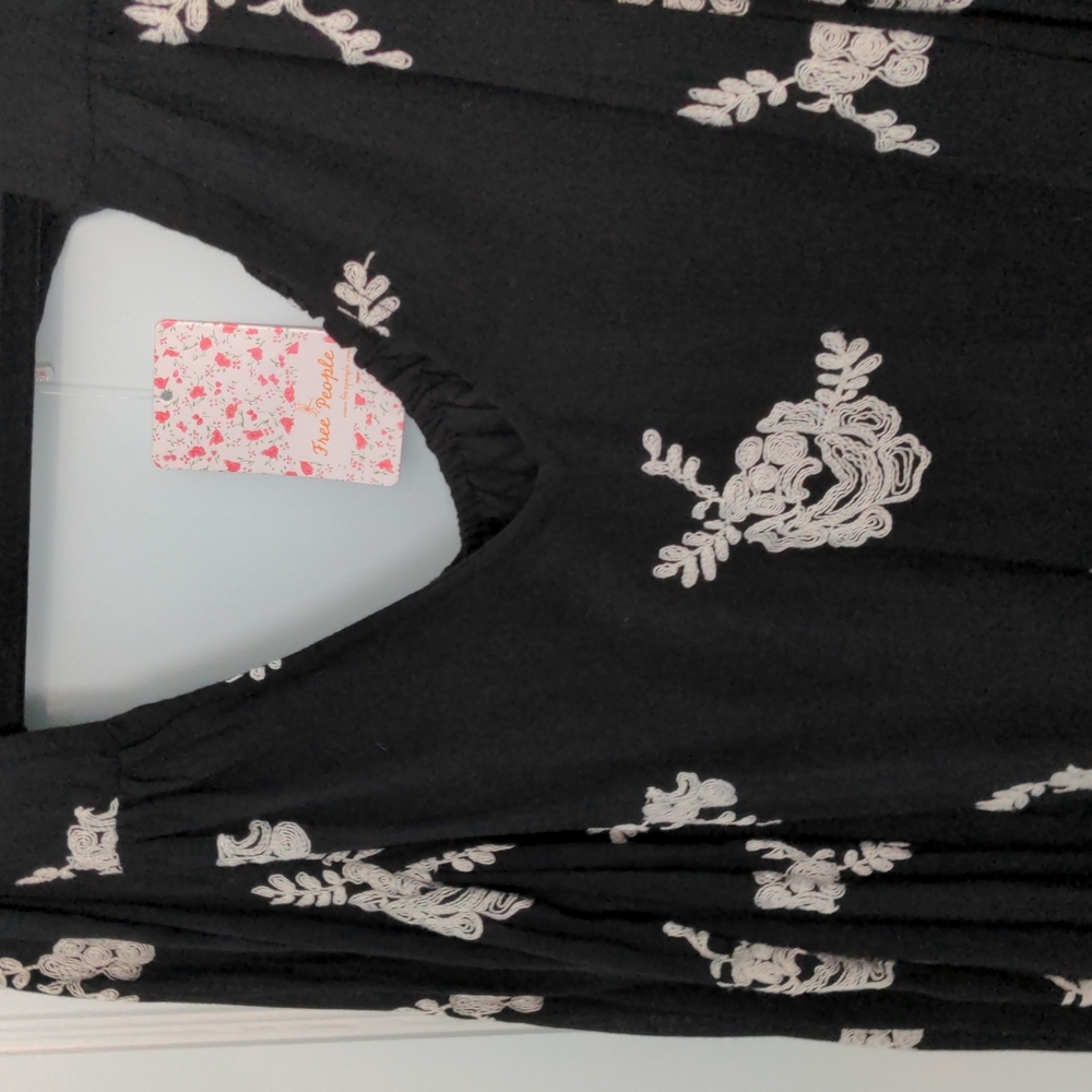 Free People Size M Black Dress with White Embroidered Flowers NWT - Picture 5 of 8